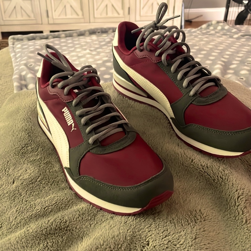 BRAND NEW WITHOUT BOX. NEVER WORN. 9.5 Maroon - white and gray Pumas